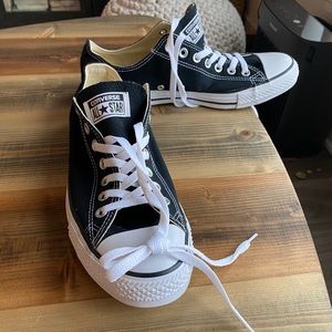 Men’s 9.5 brand new converse-Chuck Taylor’s